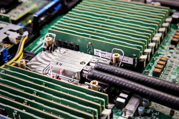 Microsoft разрабатывает методы жидкого охлаждения внутри чипов, которые могут обеспечить в три раза ниже температуры