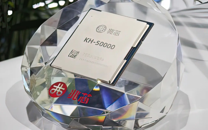 Чжаоксин KH-50000 официально в производстве. Первые фотографии матрицы показывают структуру чиповой пары с специальной системой ввода -вывода/вывода