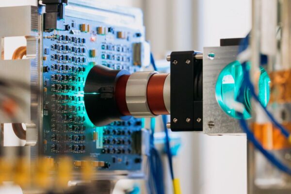 Почему наш кремний, когда у нас есть свет? Microsoft представила оптический компьютер, который в 100 раз быстрее, чем обычный