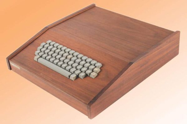 Один из девяти компьютеров Apple-1 в оригинальном деревянном корпусе выставлен с аукциона
