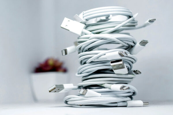 Коробка, железо и документация – нужно ли что-то еще? Sony и Apple показывают, что это не так. Провода могут следовать за зарядными устройствами...