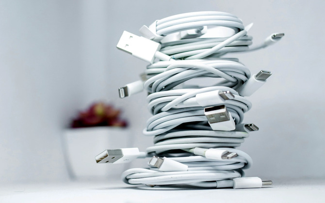 Коробка, железо и документация – нужно ли что-то еще? Sony и Apple показывают, что это не так. Провода могут следовать за зарядными устройствами...