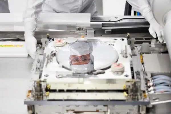 ASML поставила первый литографический сканер для чипов будущего с трехмерной упаковкой