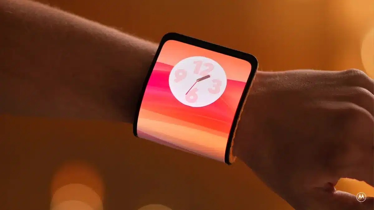 Motorola патентует браслет для смартфона: телефон, который превращается в умные часы