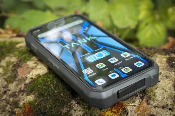 Смартфон Tank с проектором: 8849 Tank 4 Pro выдержит все и покажет вашу презентацию где угодно