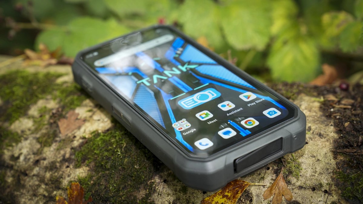 Смартфон Tank с проектором: 8849 Tank 4 Pro выдержит все и покажет вашу презентацию где угодно