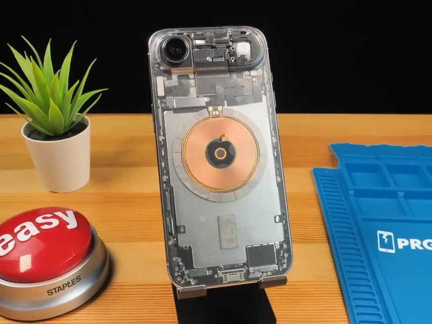YouTube-блогер создал прозрачную версию iPhone Air (видео)