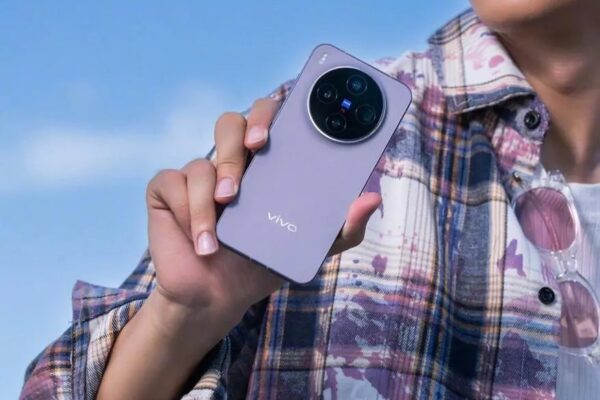 По словам инсайдера Ice Universe, камера Zeiss на компактном Vivo X300 превосходит Galaxy S25 Ultra