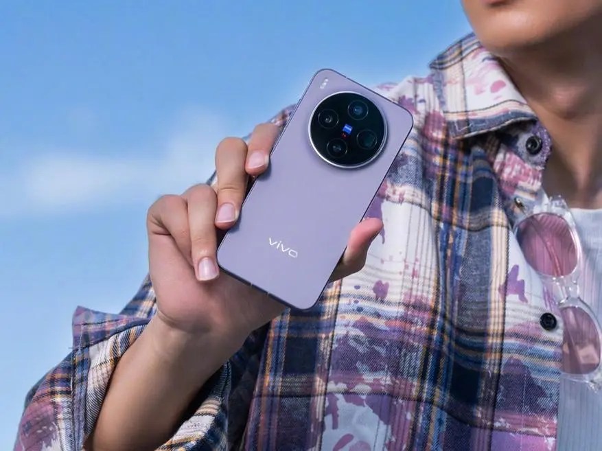 По словам инсайдера Ice Universe, камера Zeiss на компактном Vivo X300 превосходит Galaxy S25 Ultra