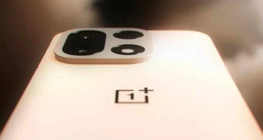OnePlus официально подтвердил наличие аккумулятора емкостью 7300 мАч и зарядки мощностью 120 Вт в OnePlus 15.