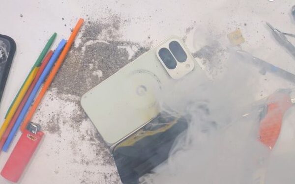 Аккумулятор смартфона Google Pixel 10 Pro Fold загорелся во время теста YouTuber JerryRigEverything на выносливость