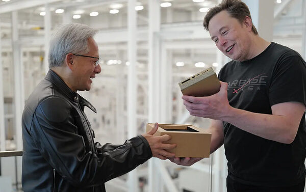 Дженсен Хуанг лично доставил Илону Маску новую игрушку NVIDIA. Это мини-ПК с производительностью 1 петафлопс.