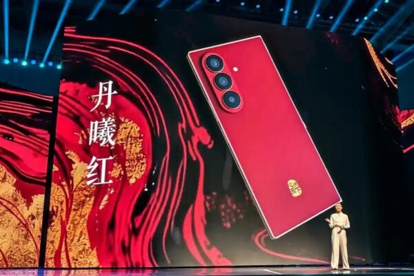 Samsung представила высокотехнологичный складной смартфон W26 со спутниковой связью