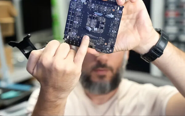 У NVIDIA GeForce RTX 5090 Founders Edition серьезная проблема с дизайном. Популярный ютубер советует не покупать эту систему