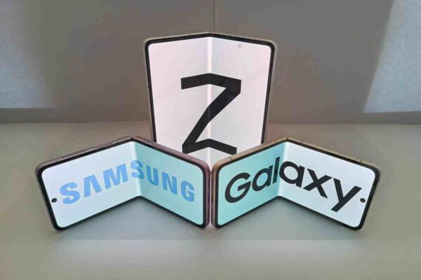 Samsung расширяет географию продаж своего первого тройного складного смартфона