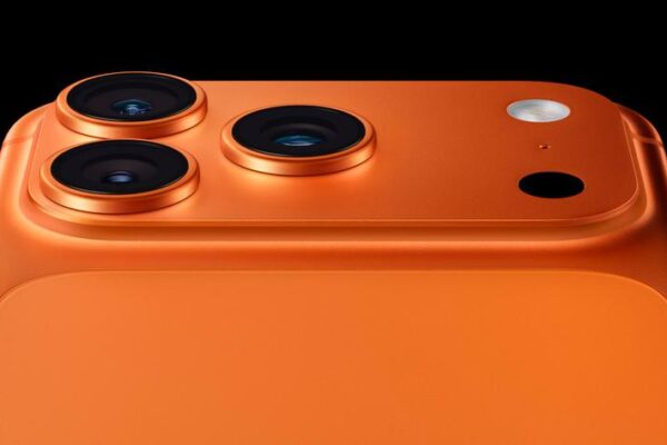 Владелец iPhone 17 Pro Max пожаловался, что его оранжевый смартфон самопроизвольно поменял цвет на розовый