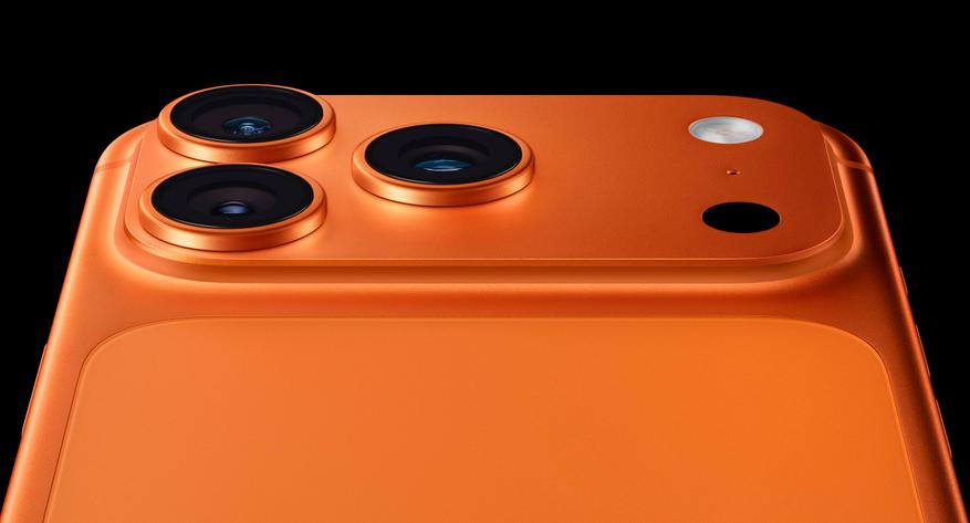Владелец iPhone 17 Pro Max пожаловался, что его оранжевый смартфон самопроизвольно поменял цвет на розовый