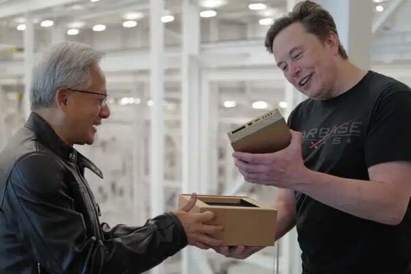 Основатель Nvidia лично передал новейший компьютер с искусственным интеллектом DGX Spark Илону Маску и Сэму Альтману.