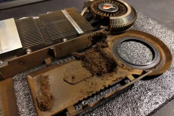 Похоже, в нем кто-то курил: YouTuber восстанавливает видеокарту Asus GeForce 9800 GT, забитую смолой и табаком