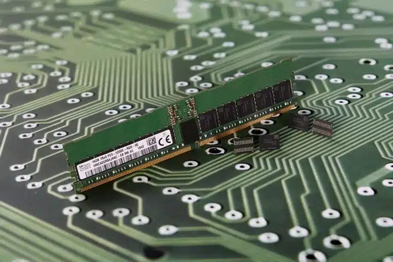 SK hynix превосходит DRAM три квартала подряд, но Samsung снова дышит ей в затылок