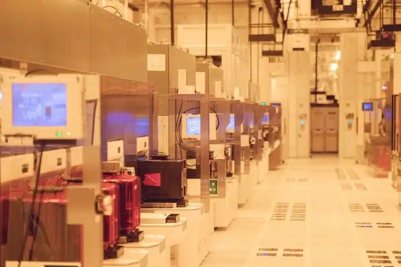 TSMC построит еще три завода по производству 2-нм чипов на Тайване и ускорит внедрение этого технологического процесса в США.