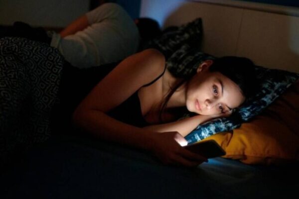 Новое исследование развенчивает миф об использовании смартфона перед сном