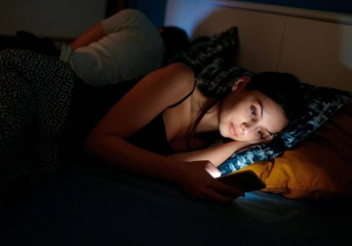 Новое исследование развенчивает миф об использовании смартфона перед сном