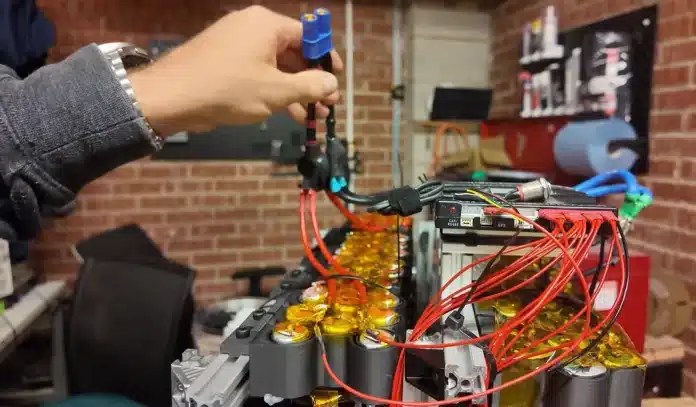 Энтузиаст создал аккумулятор из выброшенных вейпов: он питает его дом в течение 8 часов