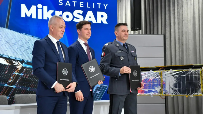 В космос летят три польских военных наноспутника PIAST и первый спутник MikroSAR. Это только начало