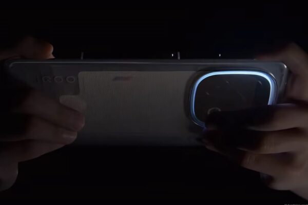 iQOO приступила к тестированию компактного флагмана iQOO 15 Mini с процессором MediaTek