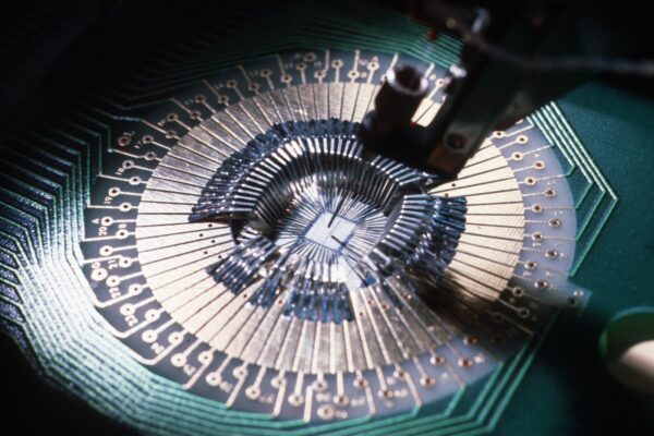 Гениальный прорыв: китайские ученые сокращают дефекты производства микрочипов на 99% с помощью криогенной технологии