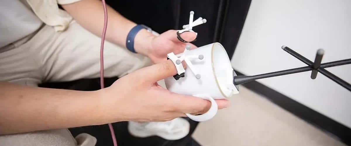 Новая система дополненной реальности превращает любую поверхность в клавиатуру (видео)