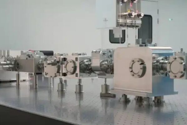 В Китае создали первый настольный EUV-сканер, в тысячи раз компактнее гигантских машин ASML.