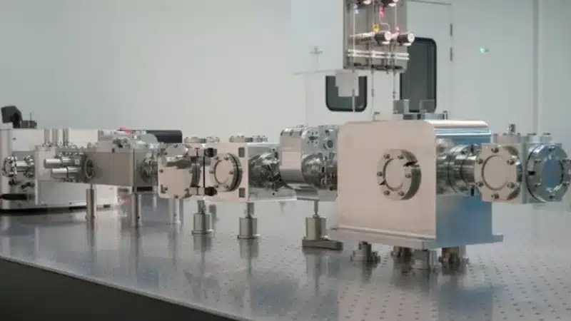 В Китае создали первый настольный EUV-сканер, в тысячи раз компактнее гигантских машин ASML.