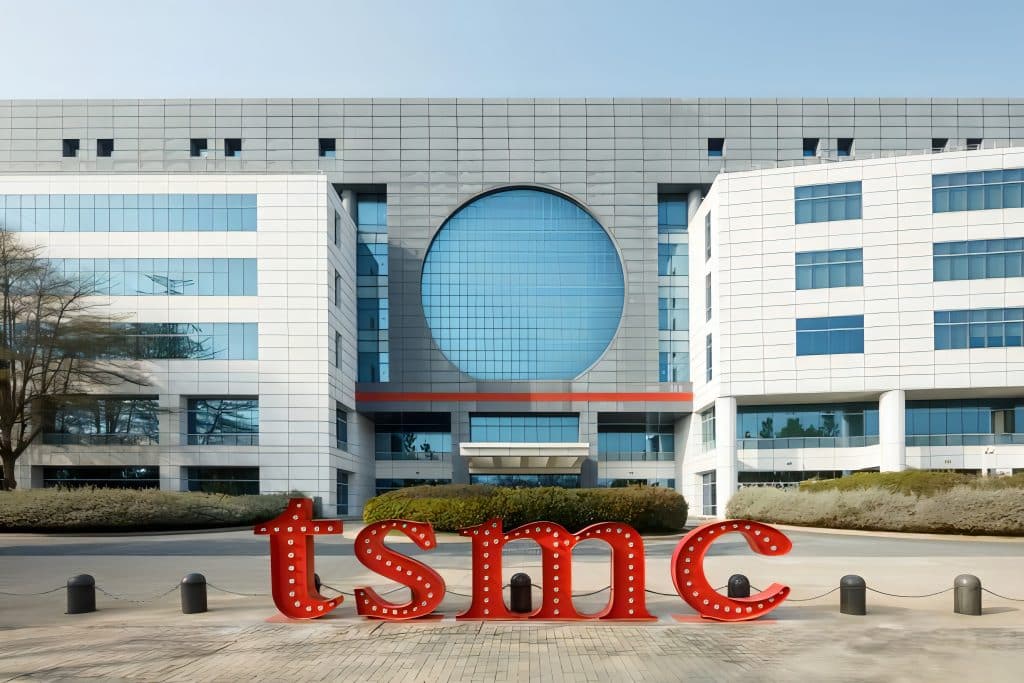 TSMC инвестирует в строительство 12 новых заводов, чтобы решить проблему нехватки мощностей по производству чипов.