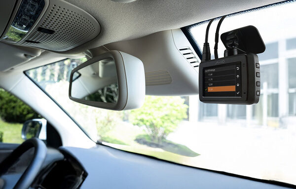 Mio MiVue 802W Pro — дебют автомобильной камеры с входящим в комплект блоком питания для режима парковки