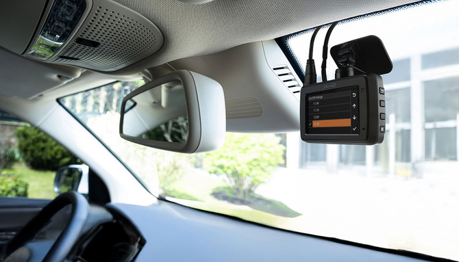 Mio MiVue 802W Pro — дебют автомобильной камеры с входящим в комплект блоком питания для режима парковки