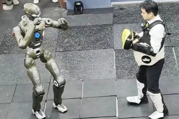 Босс EngineAI рисковал жизнью и подрался с роботом своей компании