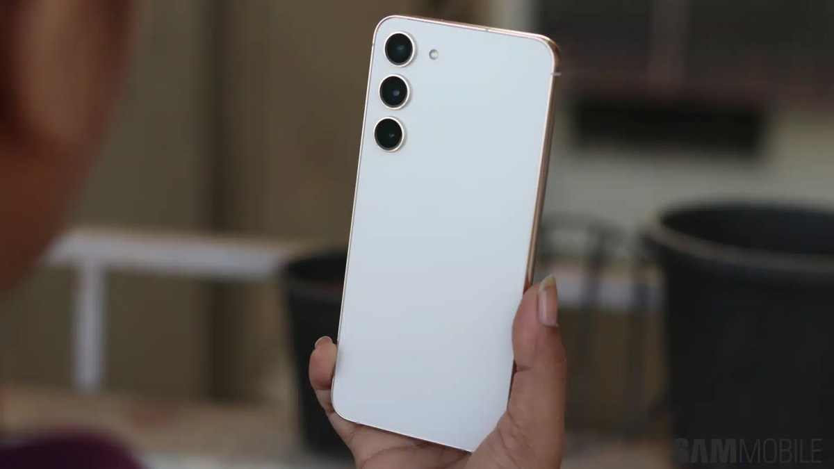 Samsung выпускает ноябрьское обновление безопасности для Galaxy S23 FE: исправлено 25 уязвимостей, One UI 8.5 все еще на горизонте