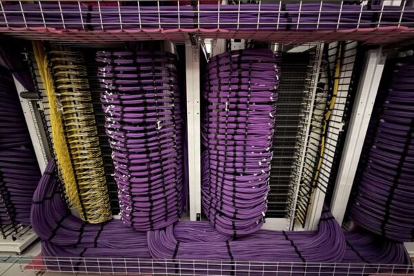 Радиоволны вместо меди: пластиковые волноводы обещают совершить революцию в мире межсоединений центров обработки данных с использованием искусственного интеллекта