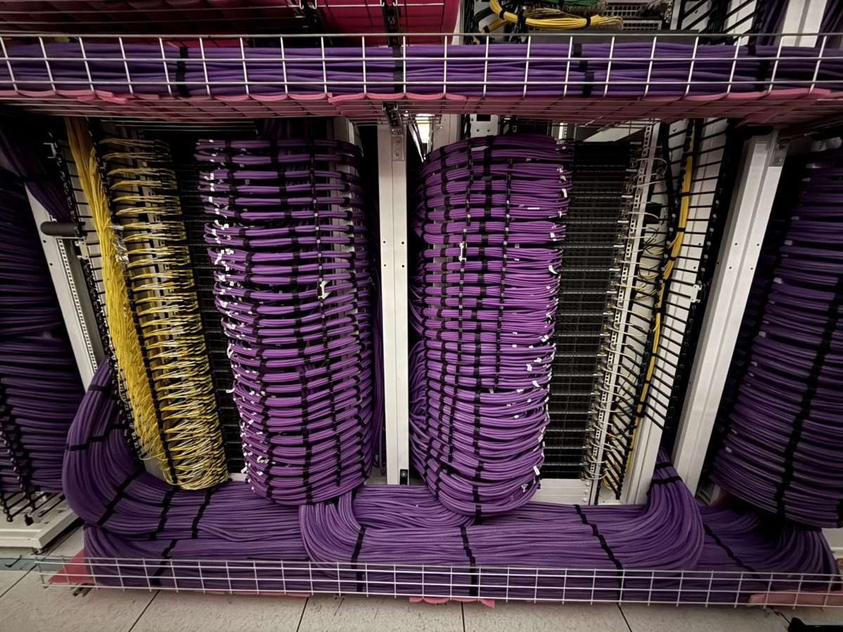 Радиоволны вместо меди: пластиковые волноводы обещают совершить революцию в мире межсоединений центров обработки данных с использованием искусственного интеллекта