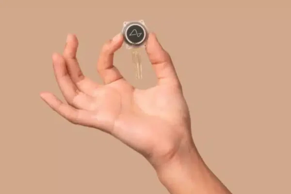 Пациенты с мозговыми имплантатами Neuralink управляют роботами и печатают текст силой мысли