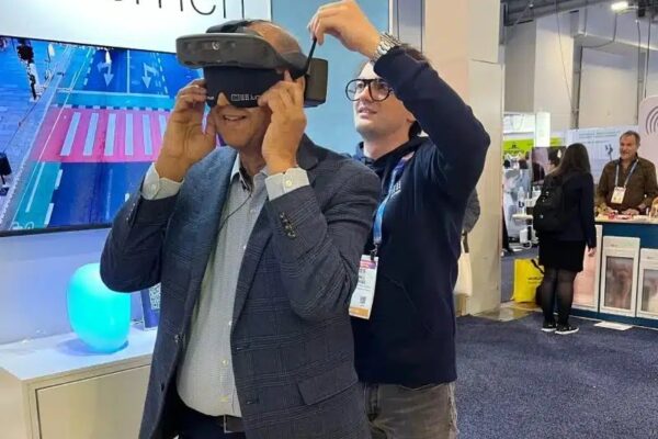 Румынский стартап создал очки искусственного интеллекта с технологией автопилота — они предназначены для слепых и слабовидящих людей.