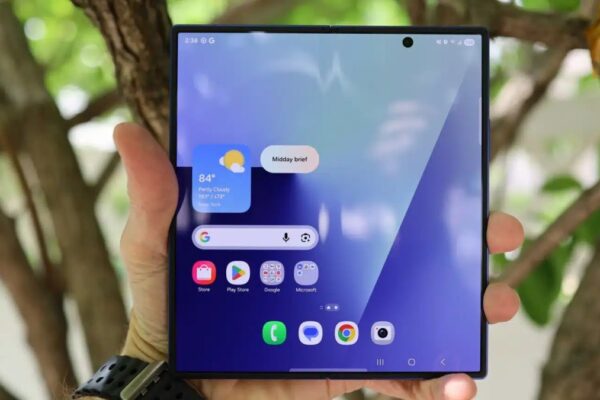 Компания Samsung представила складной дисплей для телефонов-раскладушек: iPhone Fold может стать первым, кто будет использовать его в 2026 году.