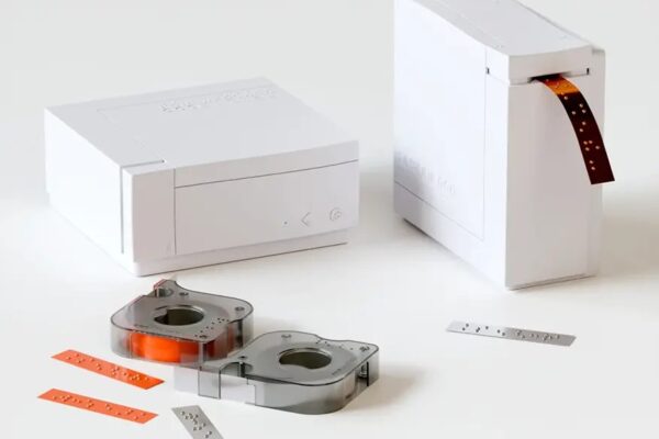 Принтер Nemonic Dot печатает этикетки Брайля с помощью голосовой команды