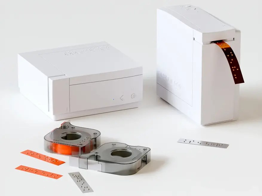 Принтер Nemonic Dot печатает этикетки Брайля с помощью голосовой команды