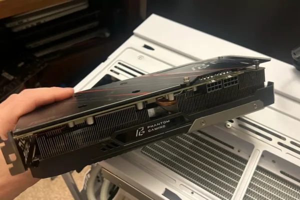 Счастливчик купил Radeon RX 5700 XT за 5 долларов в комиссионном магазине.