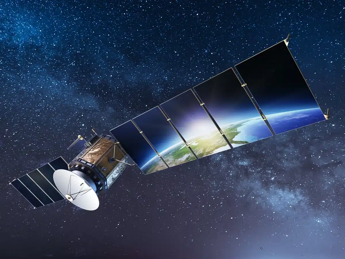 Революция в космосе: новый тип солнечных панелей лечит себя за счет радиации