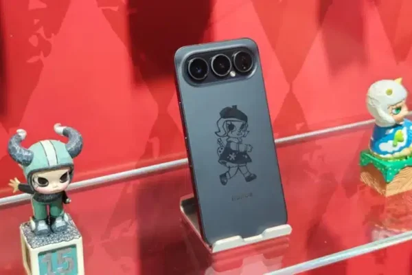 Honor и Pop Mart отмечают 20-летие Молли эксклюзивным ограниченным тиражом Honor 300.