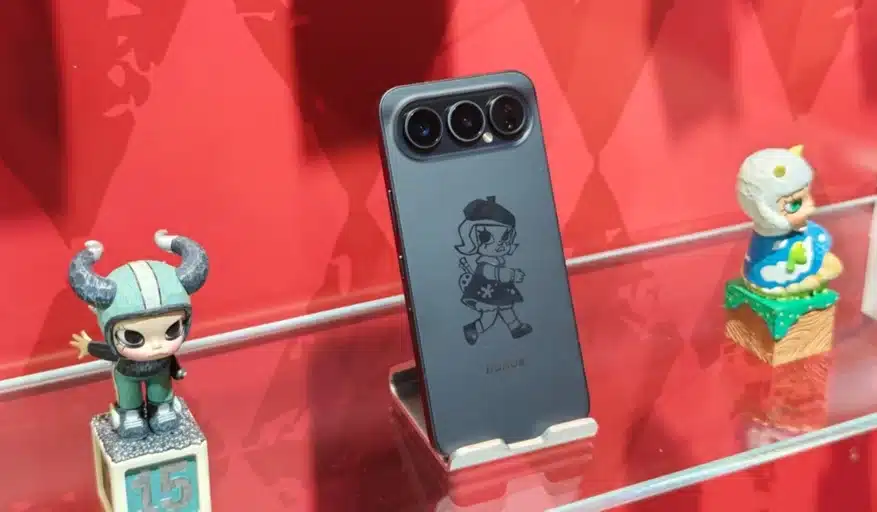 Honor и Pop Mart отмечают 20-летие Молли эксклюзивным ограниченным тиражом Honor 300.